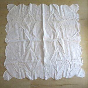 Vintage White Embroidered Linen Tablecloth Scalloped Edges Floral Design 34 x 34